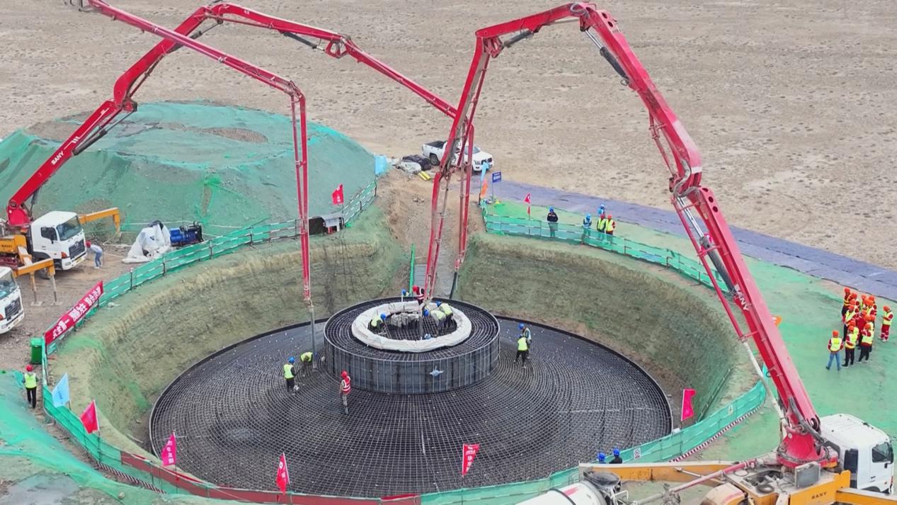 5月24日,博鱼网页版木垒100万千瓦风电项目正在进行设备基础混凝土浇注工作。加尔斯摄.jpg 5月24日,博鱼网页版木垒100万千瓦风电项目正在进行设备基础混凝土浇注工作。加尔斯摄.jpg